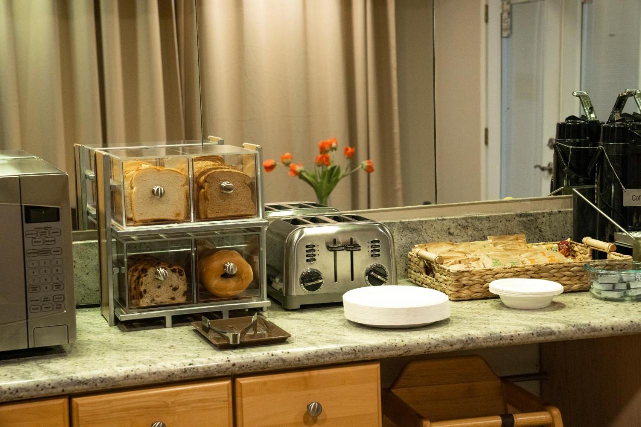 Americas Best Value Inn Lynnwood — photo 13