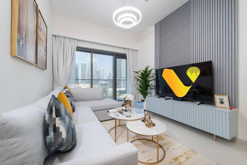 Vogue Vacation Homes, Downtown Burj Royale near Dubai Mall and Burj Khalifa ,Two Bedroom Apartment with large Balcony and Access to all Amenities - 2