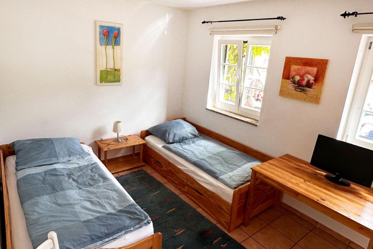 13 Worker Apartments - Single Beds - Free Parking - 10 min Cologne-City