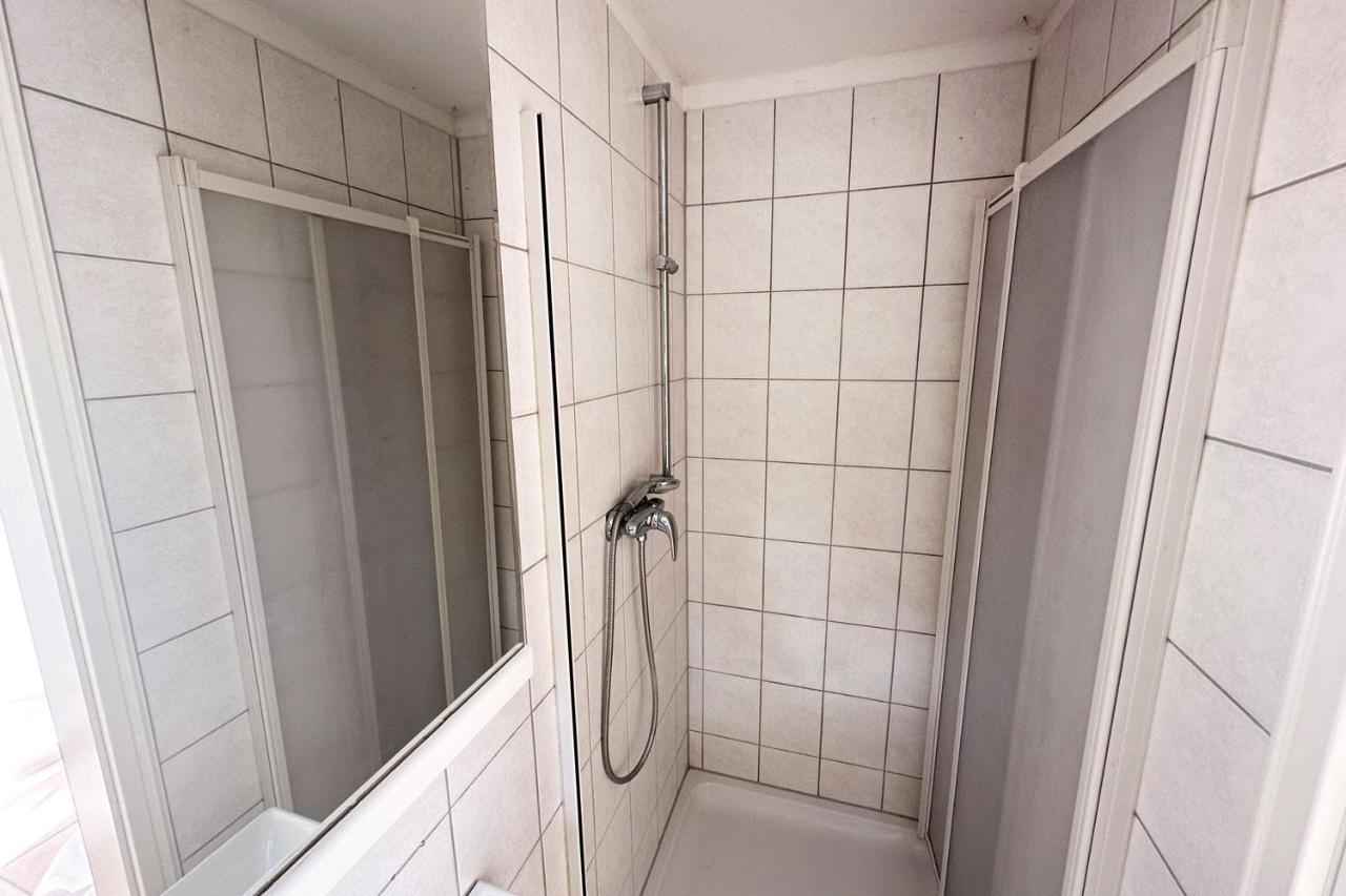13 Worker Apartments - Single Beds - Free Parking - 10 min Cologne-City