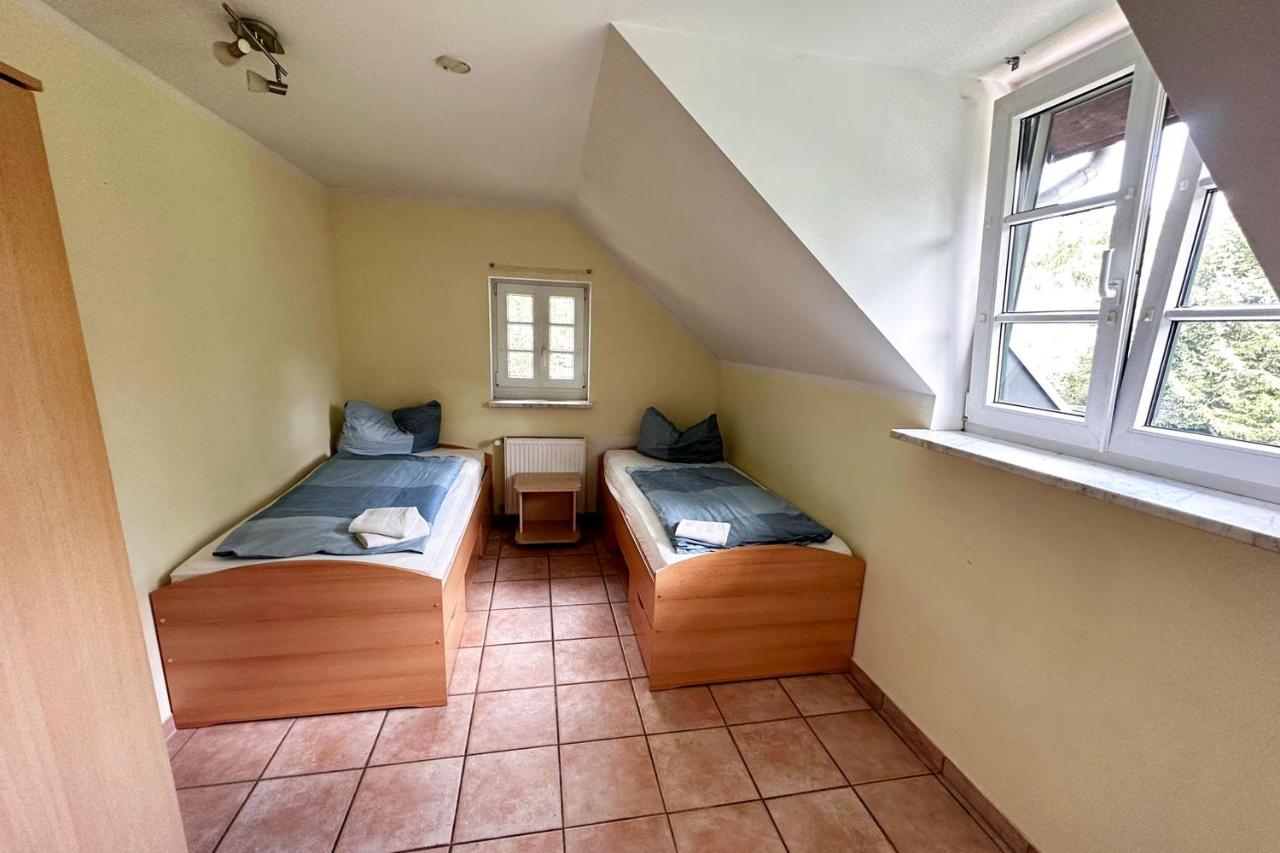13 Worker Apartments - Single Beds - Free Parking - 10 min Cologne-City