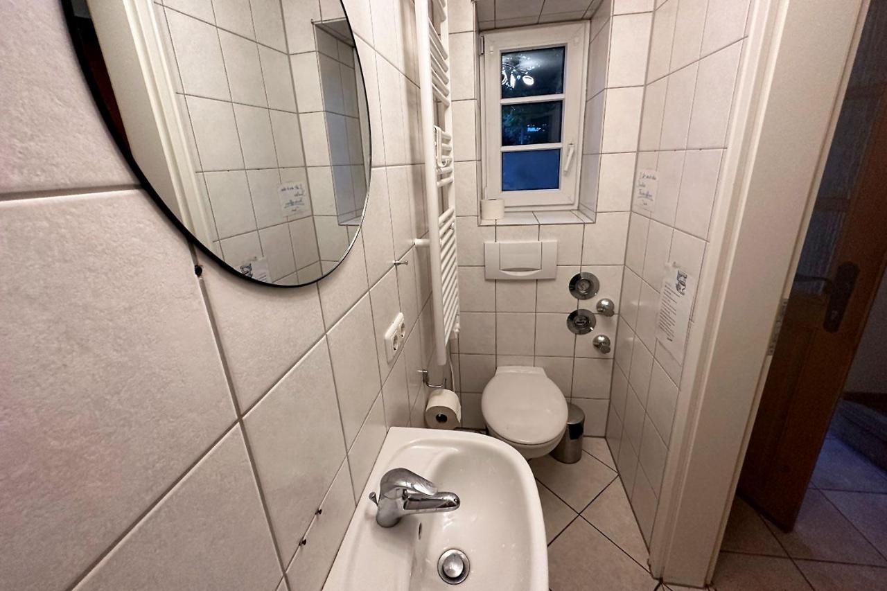 13 Worker Apartments - Single Beds - Free Parking - 10 min Cologne-City