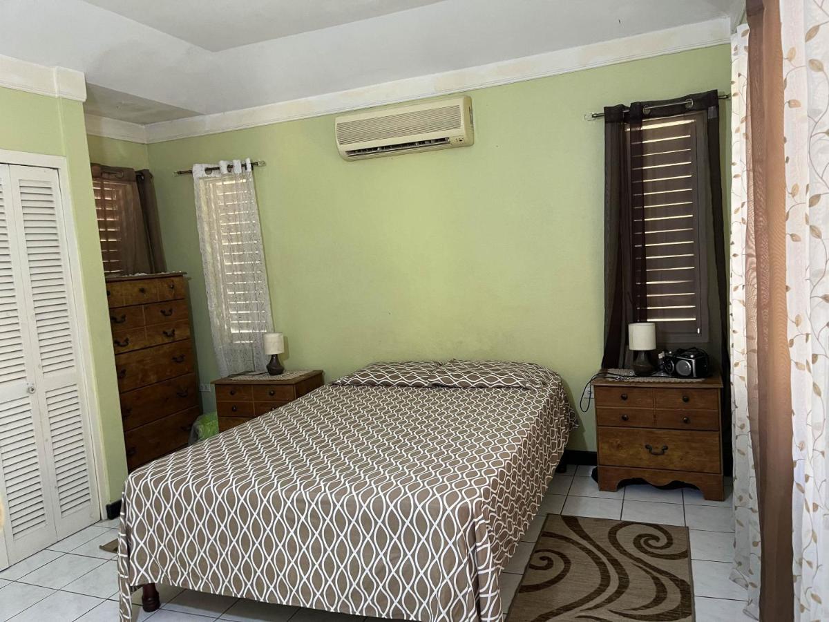 Finest Accommodation Renfrew Place 1 Bedroom Apt # 42 New Kgn 4--12 Renfrew Rd - 2