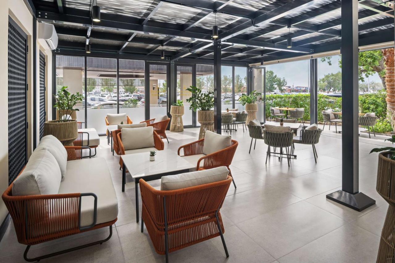 Radisson Blu Hotel, Dubai Deira Creek photo