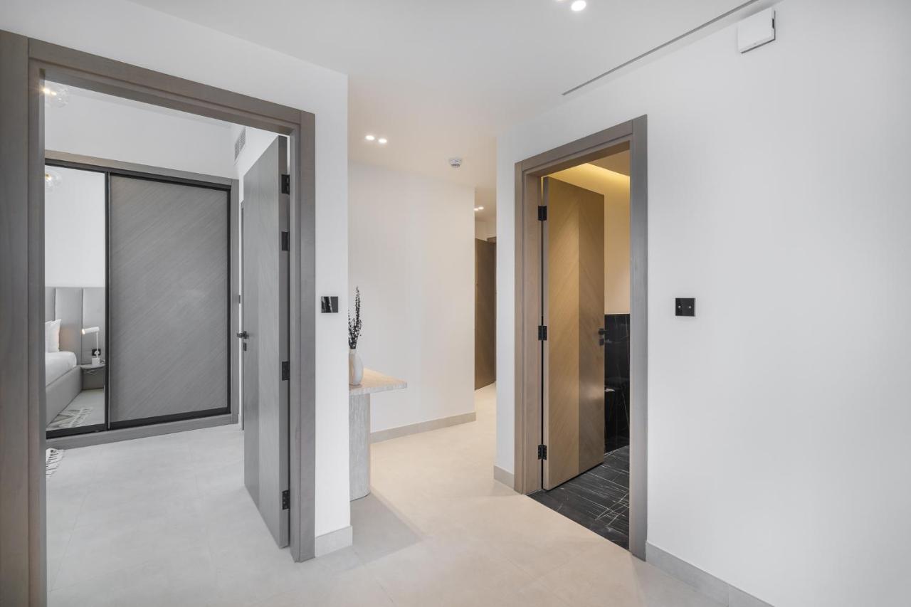 Canal front apartment with Burj Khalifa view by Suiteable - 3