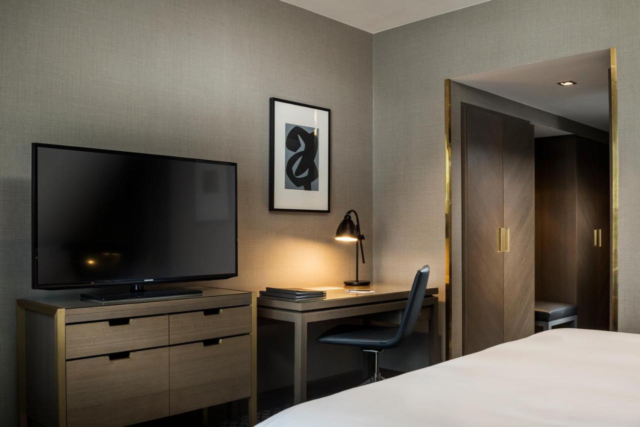 Hilton Vienna Plaza photo