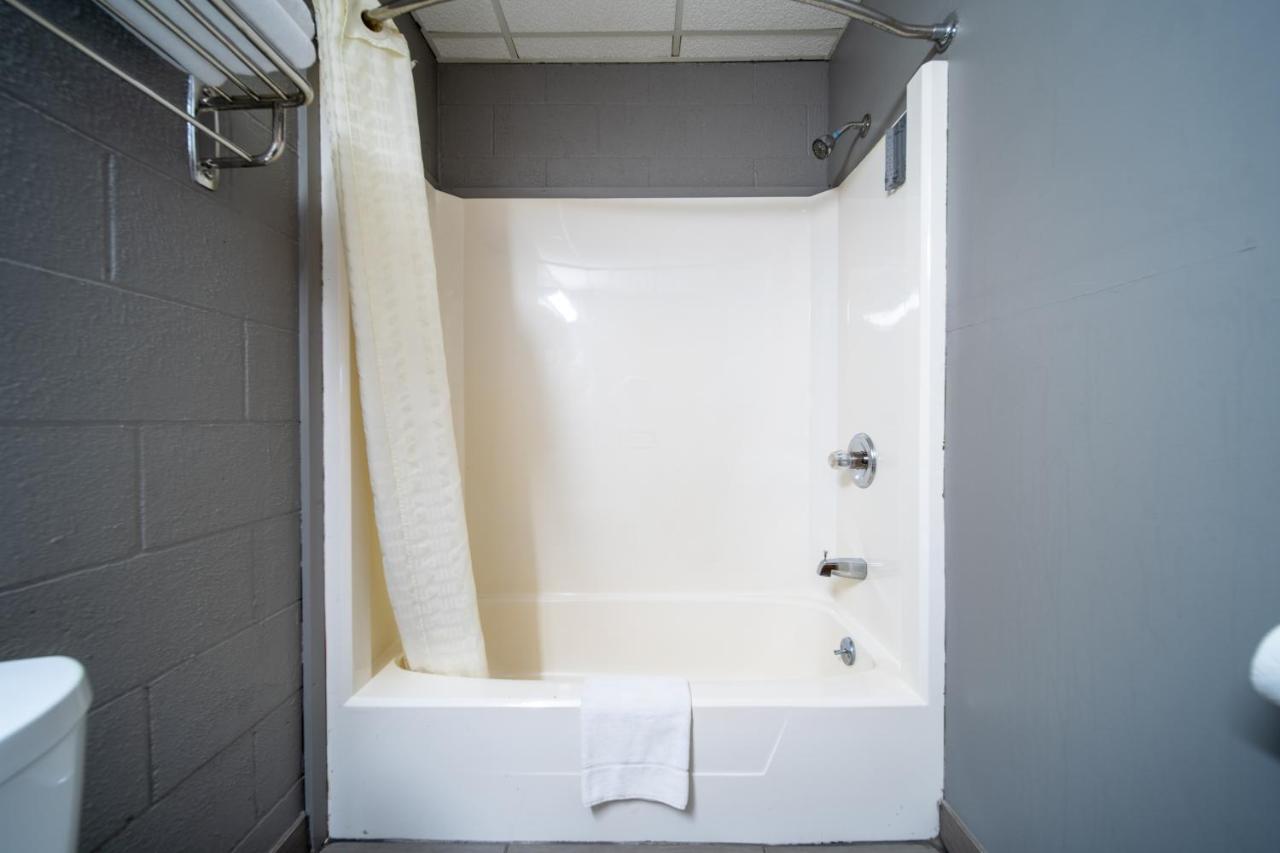 Sleep-Ees Inn Saginaw — photo 17