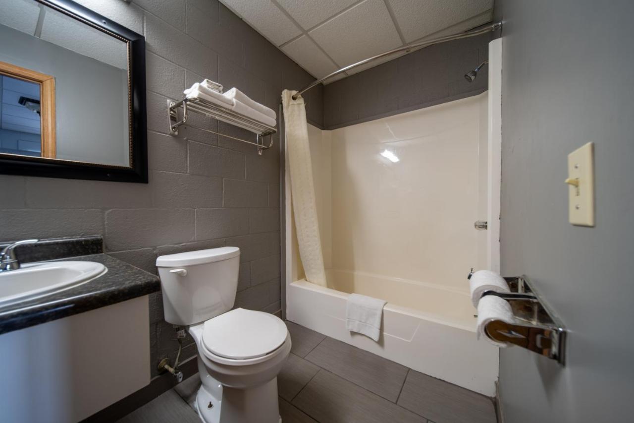 Sleep-Ees Inn Saginaw — photo 18
