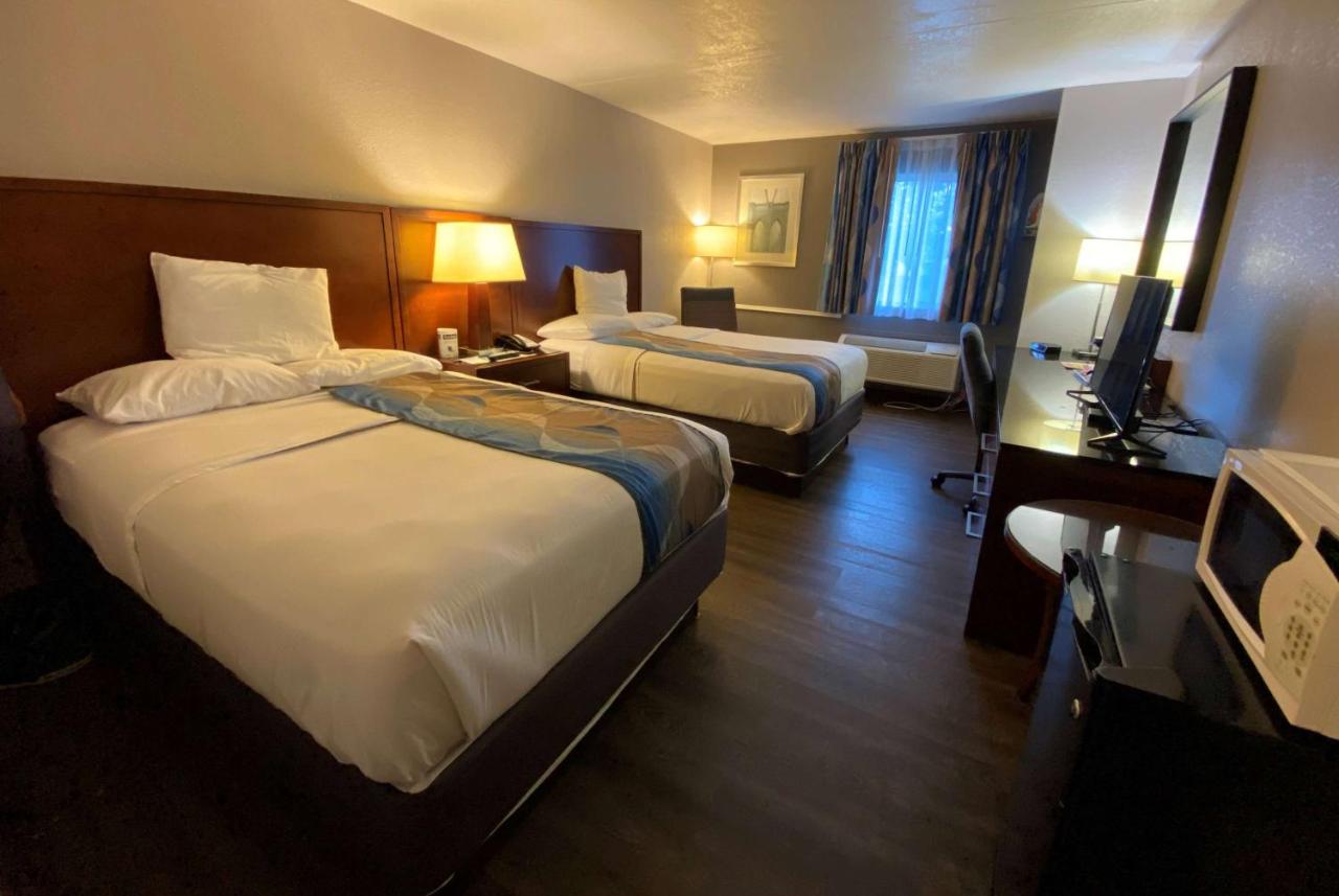 Traveler Inn & Suites — photo 19