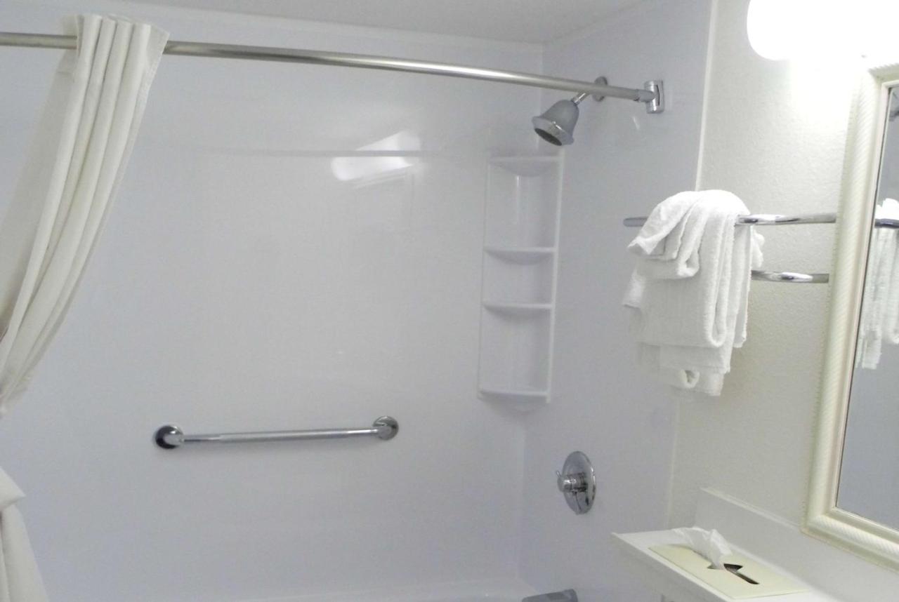 Traveler Inn & Suites — photo 23