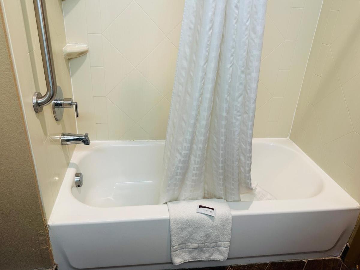 Executive inn and suites — photo 19