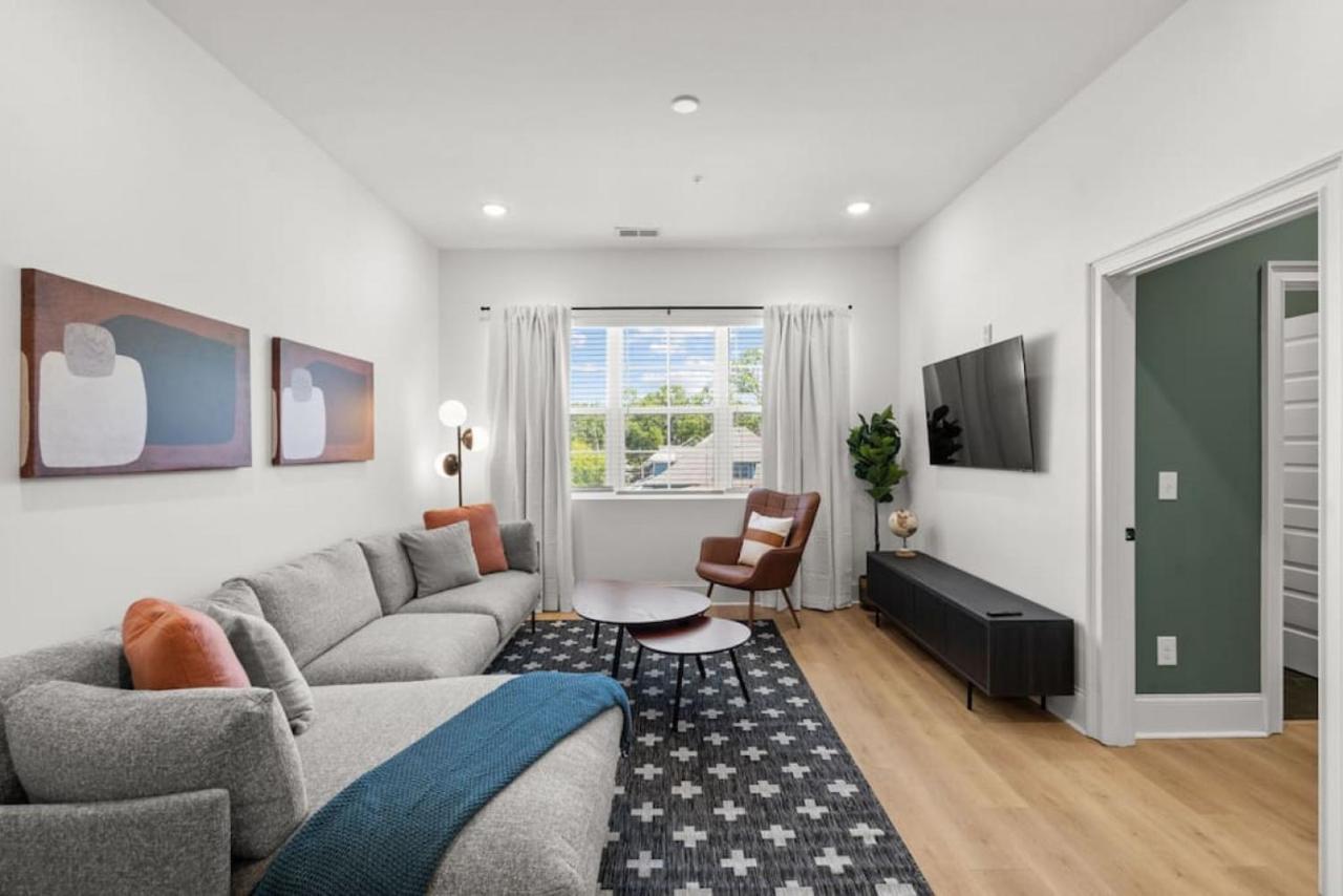Chic and Cozy Designer Condo 3 Miles to Downtown