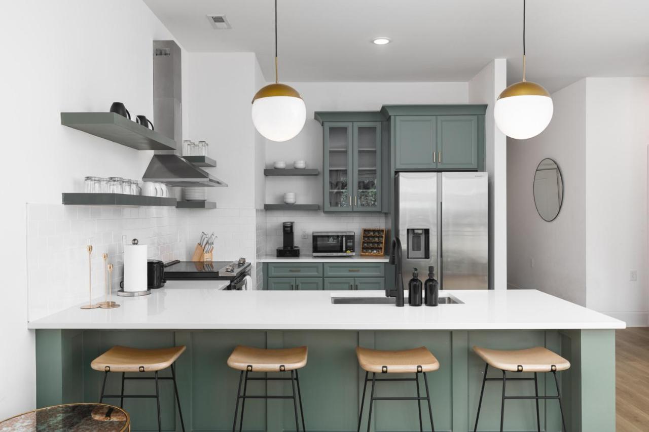 Trendy Spacious Condo, Walk to Coffee and Restaurants - 4