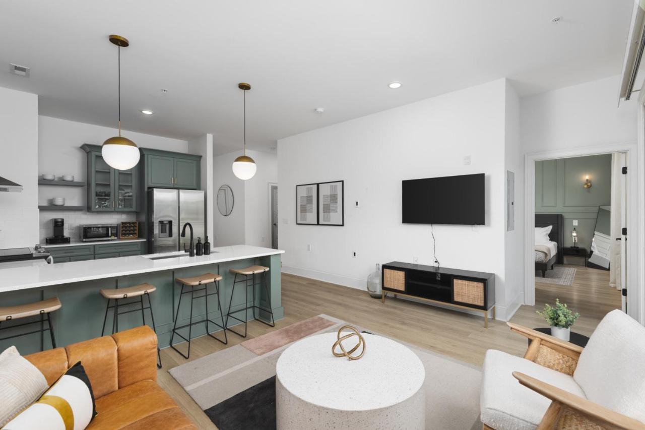 Trendy Spacious Condo, Walk to Coffee and Restaurants - 2