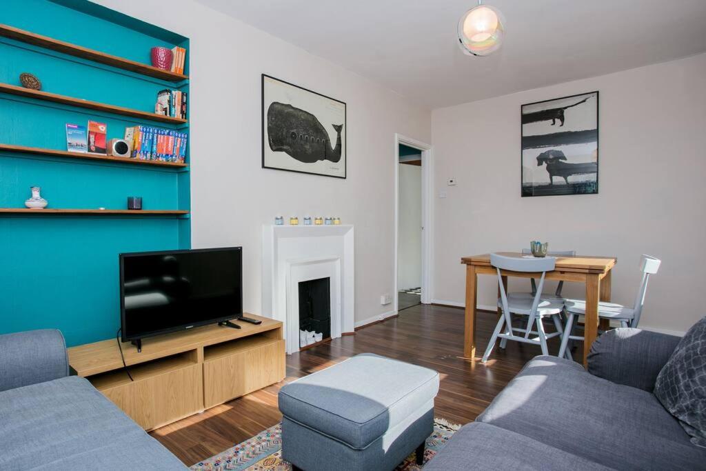 Lovely 1 Bedroom Apartment w/ Balcony in Dalston - 5