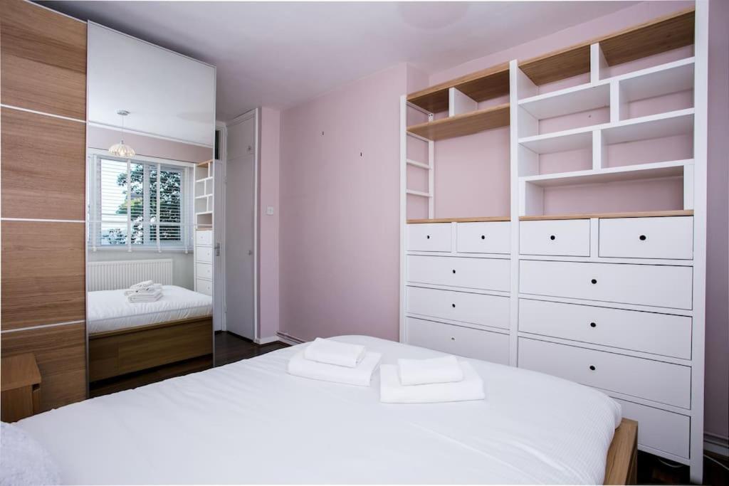 Lovely 1 Bedroom Apartment w/ Balcony in Dalston - 2