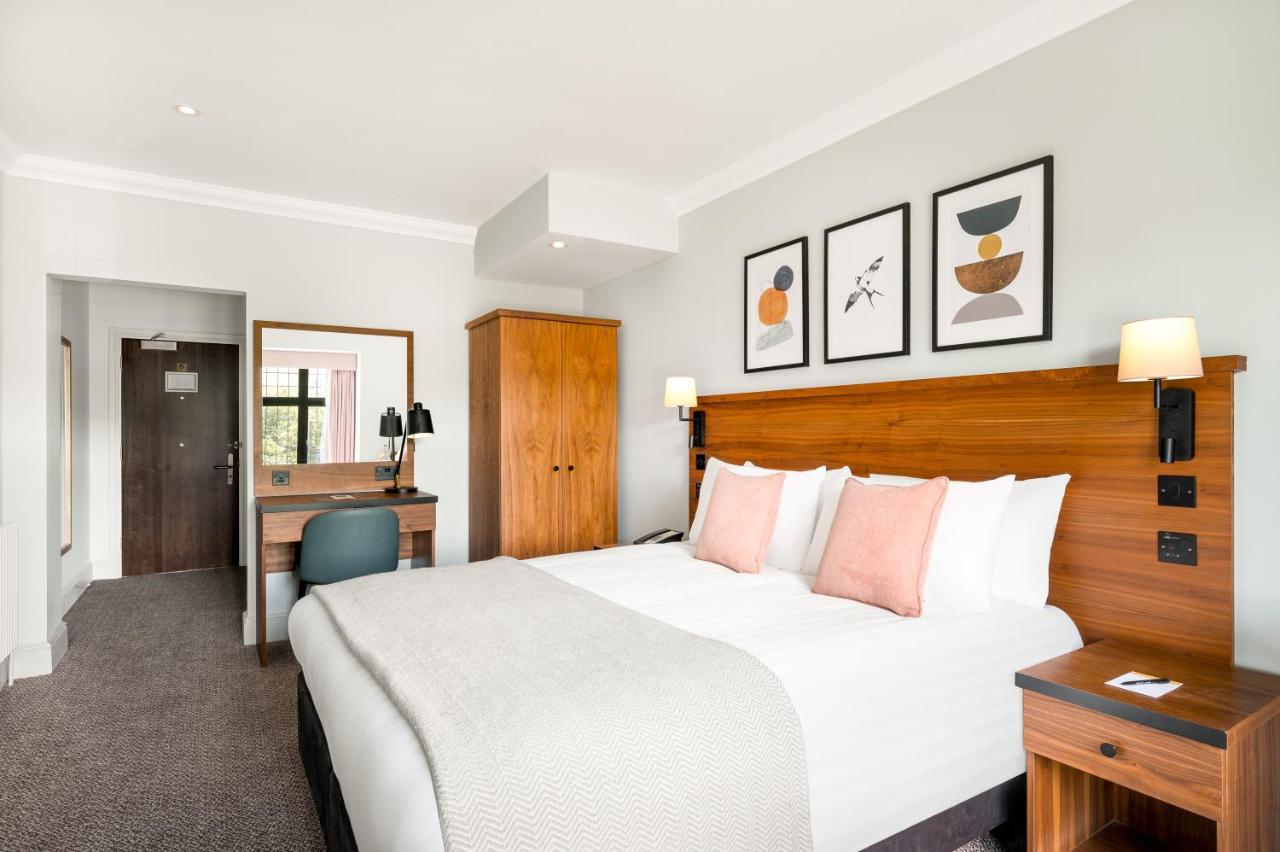 Standard Queen Room with Bath and Shower Combination