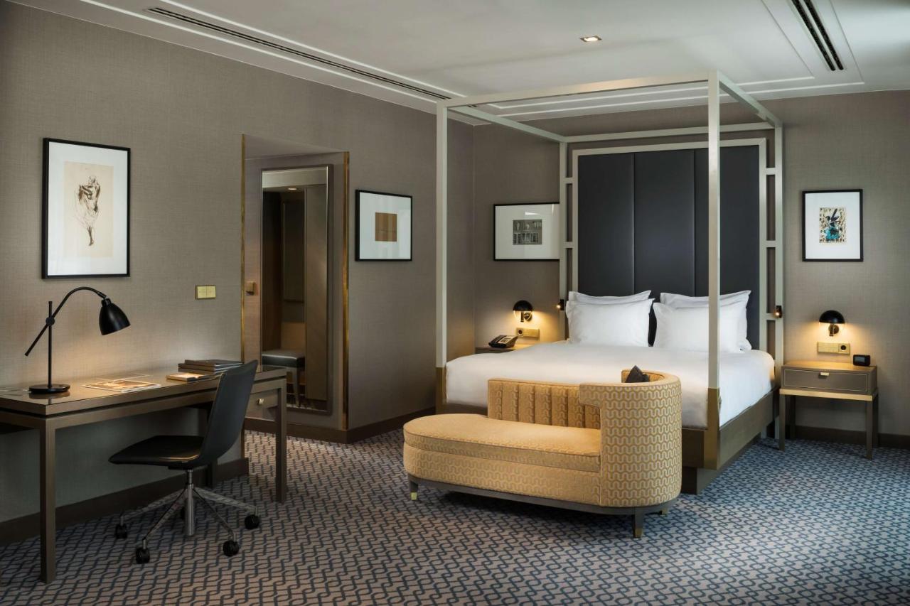 Hilton Vienna Plaza photo