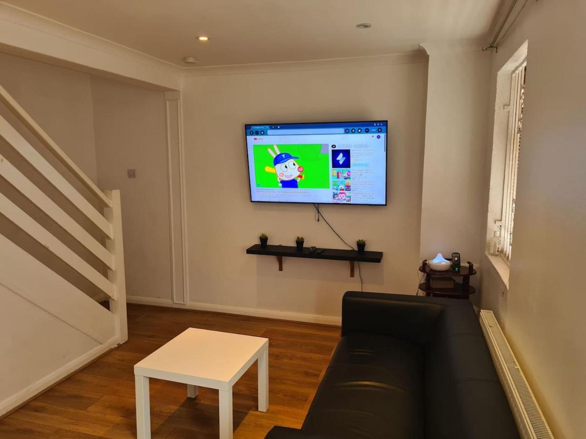 Close To Tower Bridge Central London - 4 Bedroom House - 3 Bathrooms - Free Parking 3 Cars - Sleep 9 - 5