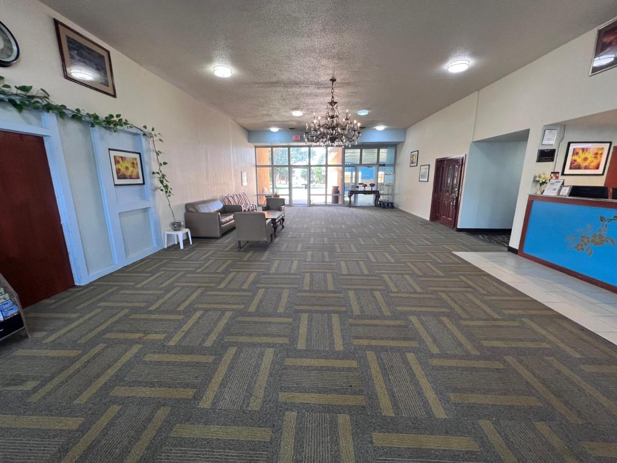Colby Inn And Suites — photo 9