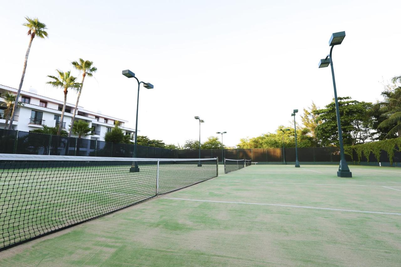 Tennis court: The Villas at The Royal Cancun - All Suites Resort