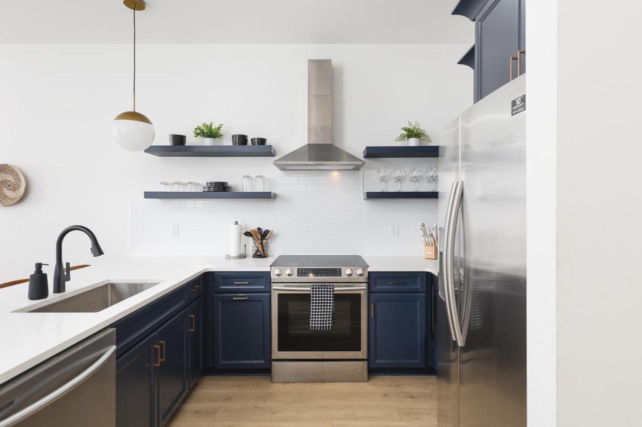 Modern Spacious Condo with Parking by Downtown Broadway - 5