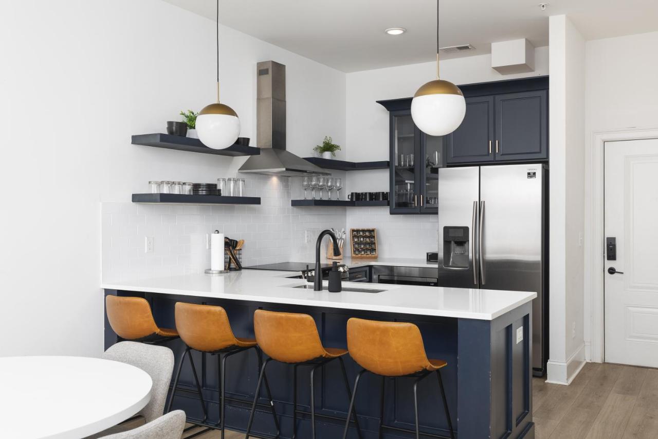 Modern Spacious Condo with Parking by Downtown Broadway - 2