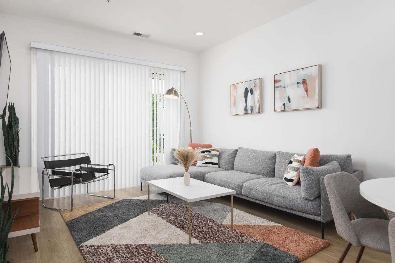 Modern Spacious Condo with Parking by Downtown Broadway