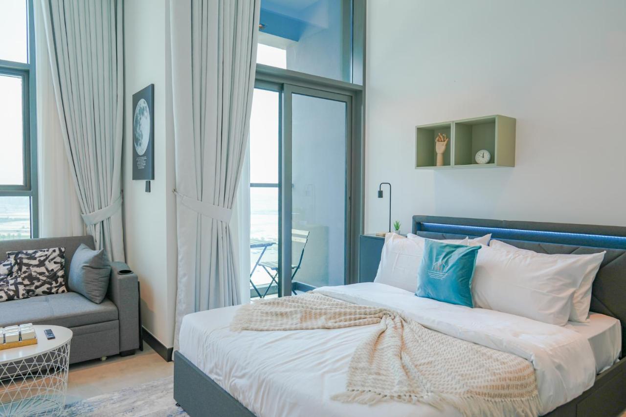 Urban Skyline City Comfort Studio