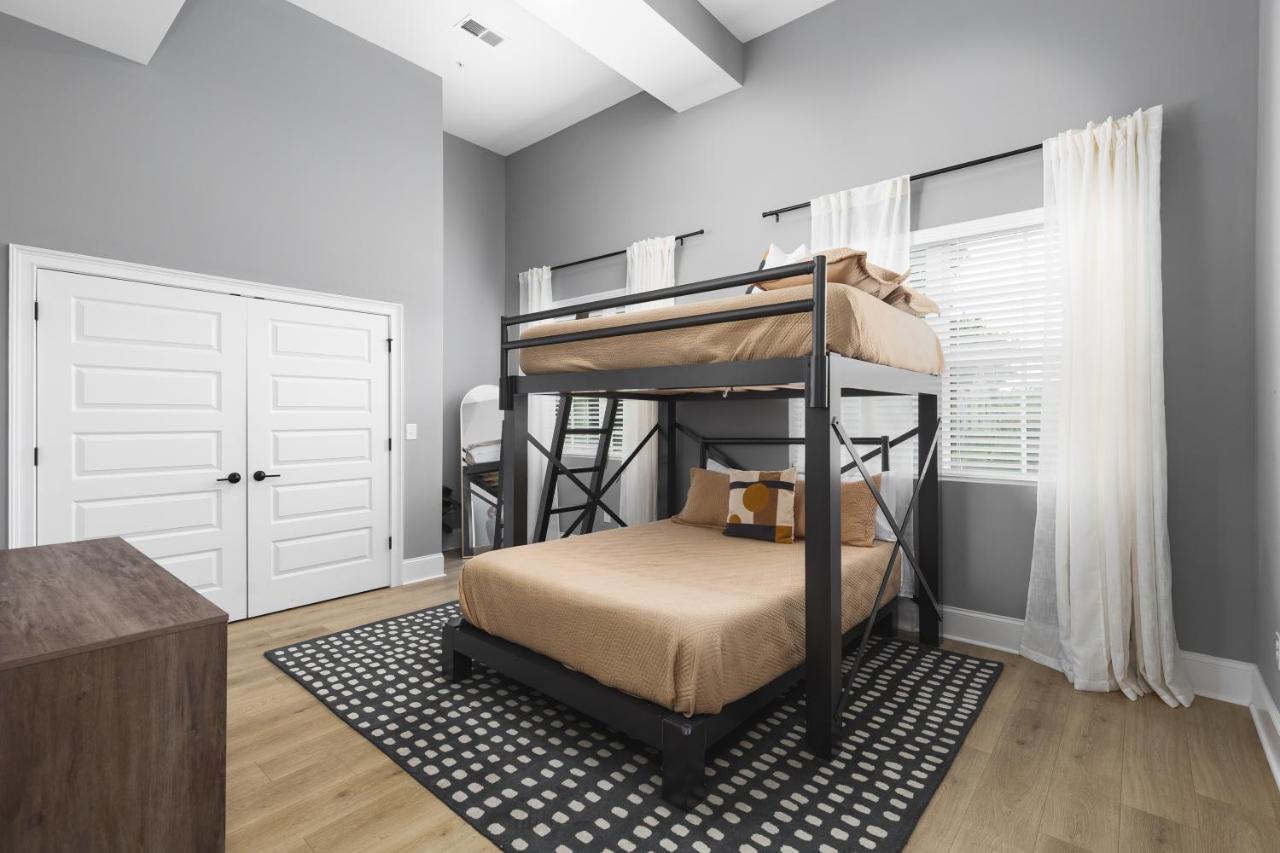 Condo 3 miles to Broadway, Walk to Restaurants and Coffee - 4