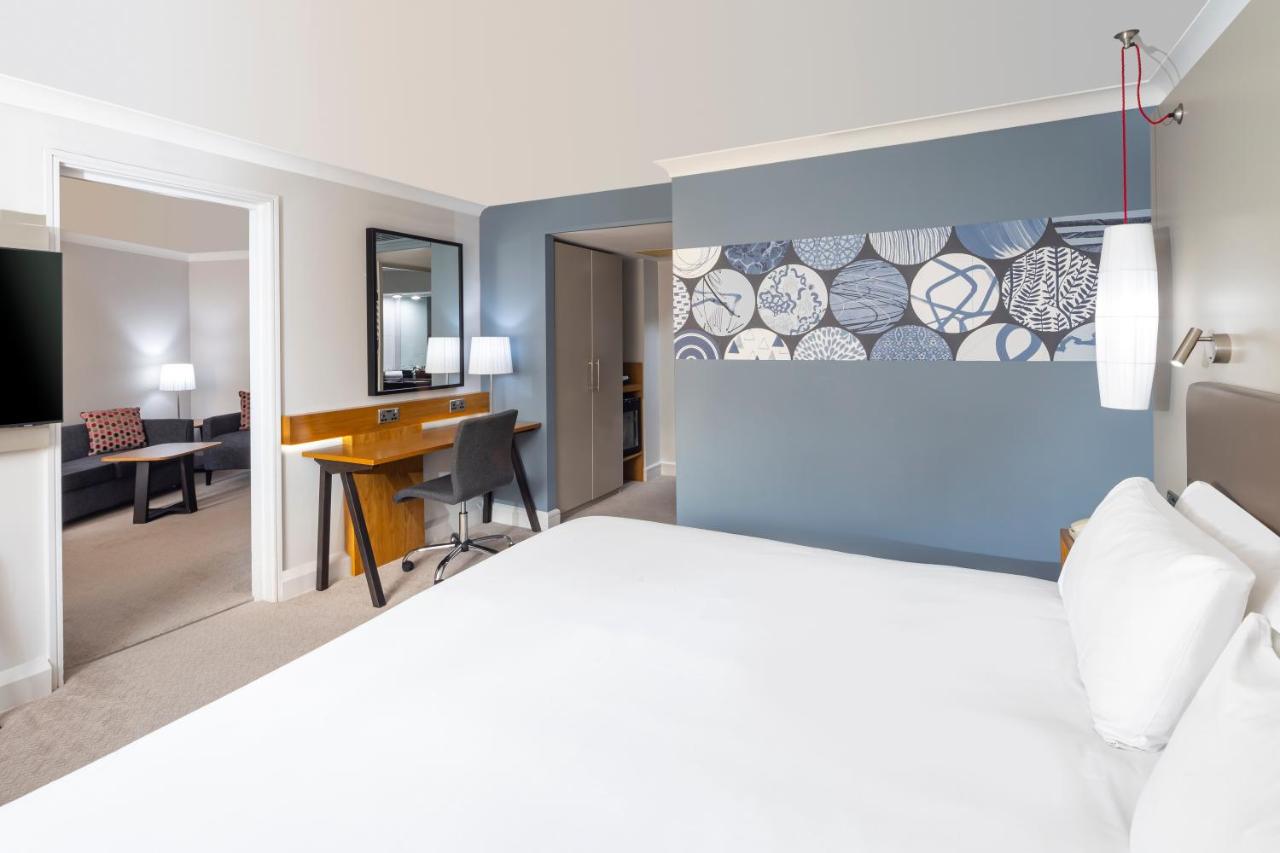 One Bed King Suite with Lounge Access High Floor