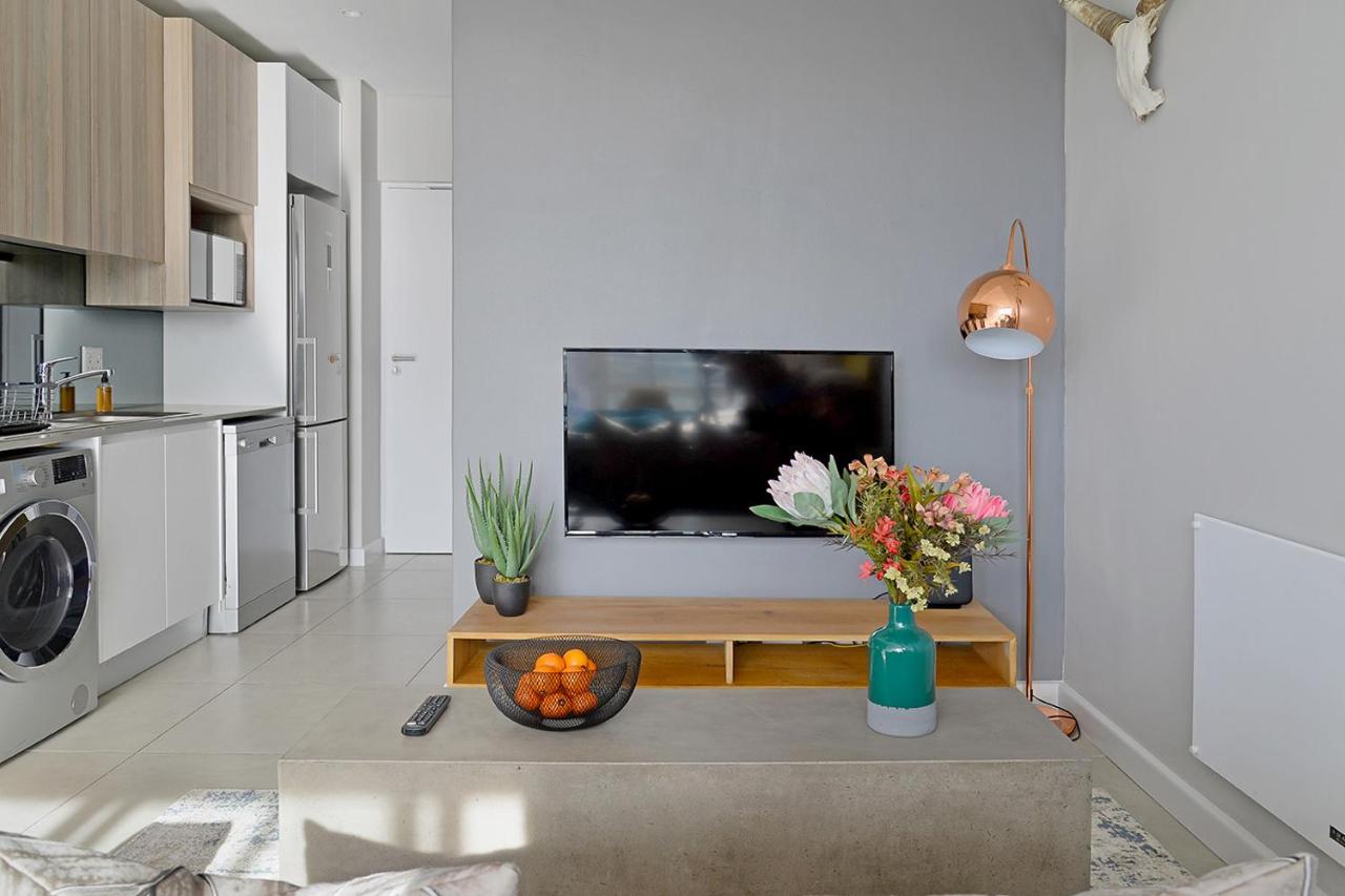 Emily - Sunny 1 bed Apartment with stunning City & Ocean Views - 2