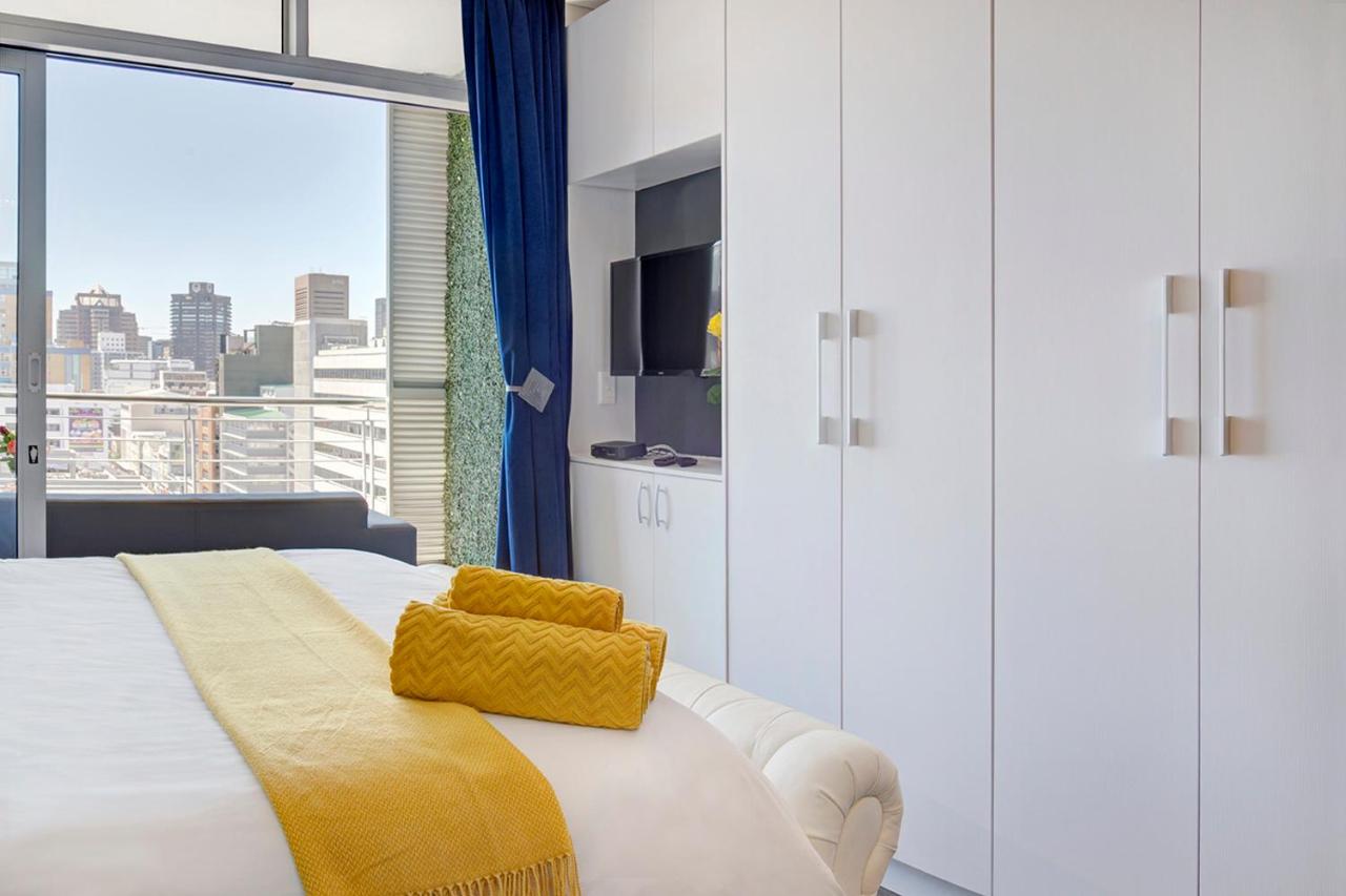 Ruby - Designer Apartment with City, Mountain, Ocean views. - 2