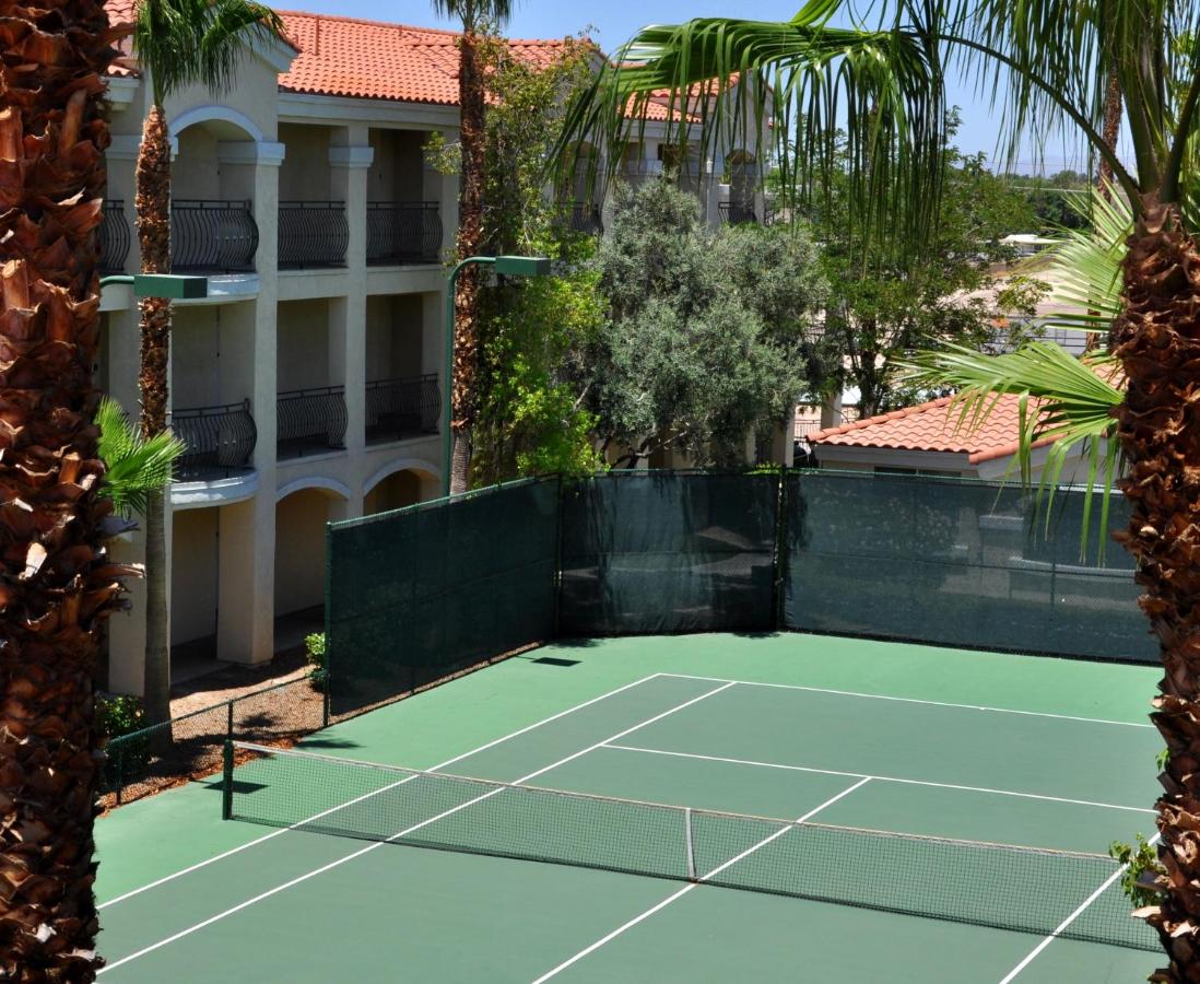 Tennis court: Club de Soleil All-Suite Resort