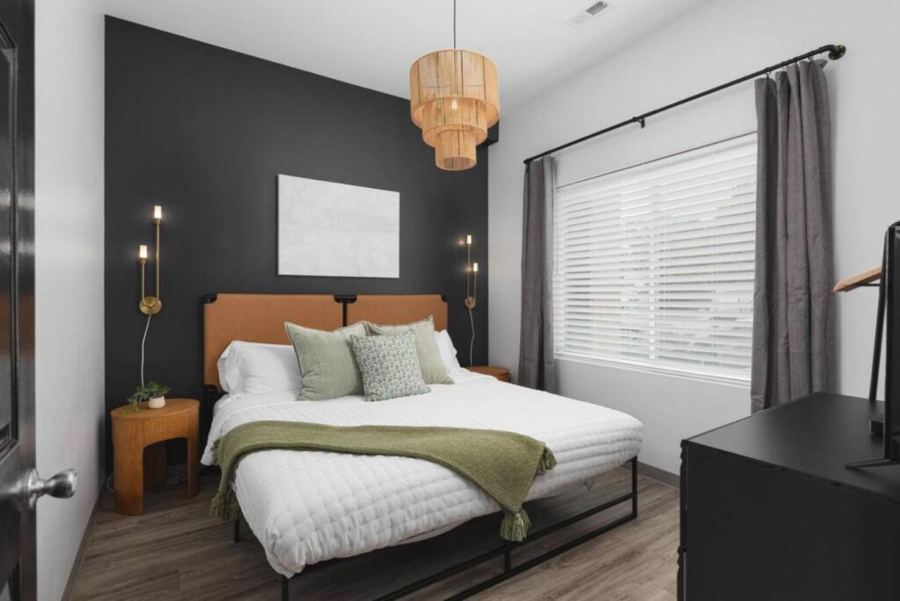 Modern Comfort Condo Only 2 Mile to Downtown Broadway - 2