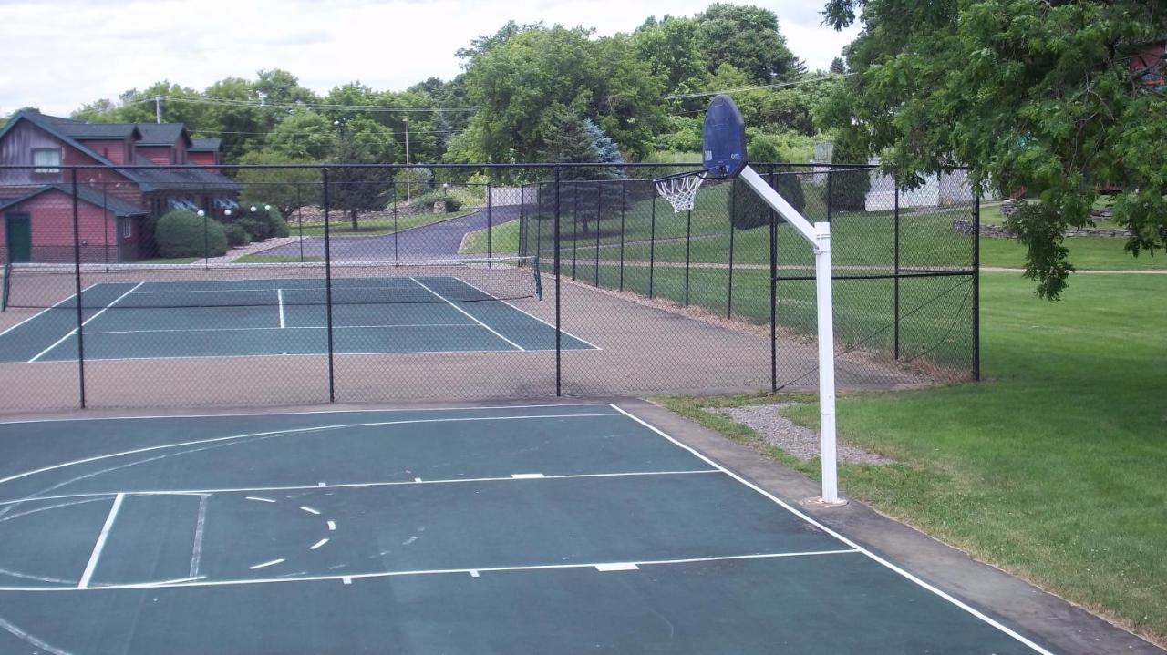 Tennis court: Stone Fence Resort