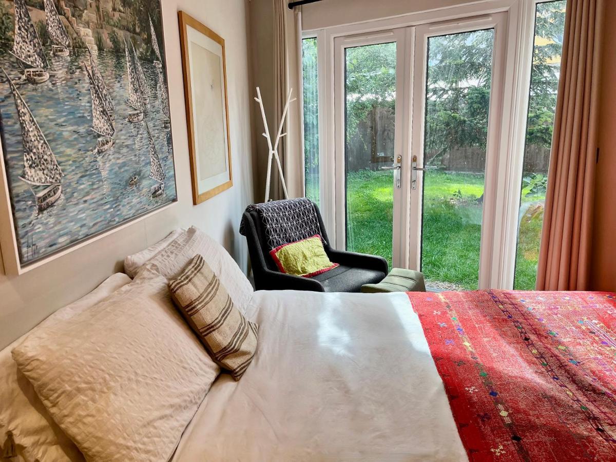Modern, Gr Floor 1 bed, bathroom, garden & private entry with Free Parking - 2