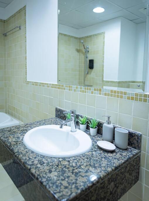 Shams Beach Front JBR apartments by HAPPY SEASON - 3