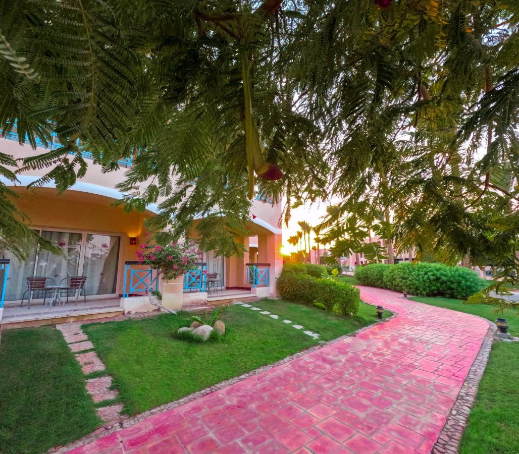 Ivy Cyrene Island Resort photo