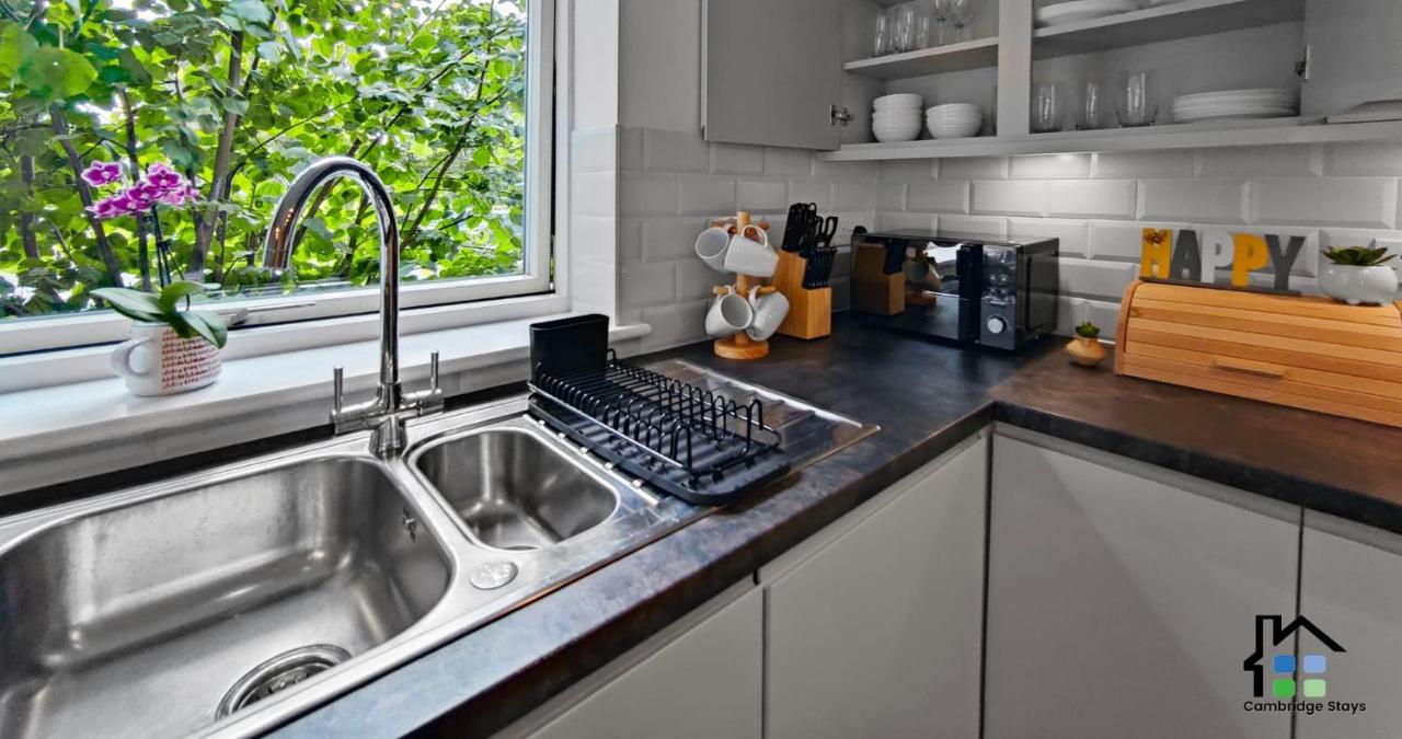 R&O Property Experts - Riverside - 2 & 3 BR - Flat Walk to Centre with open Parking - 5
