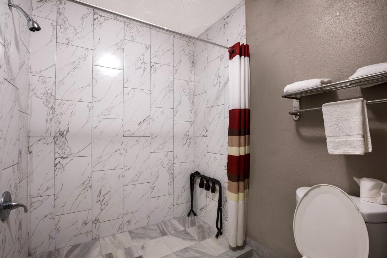 Deluxe Inn — photo 8