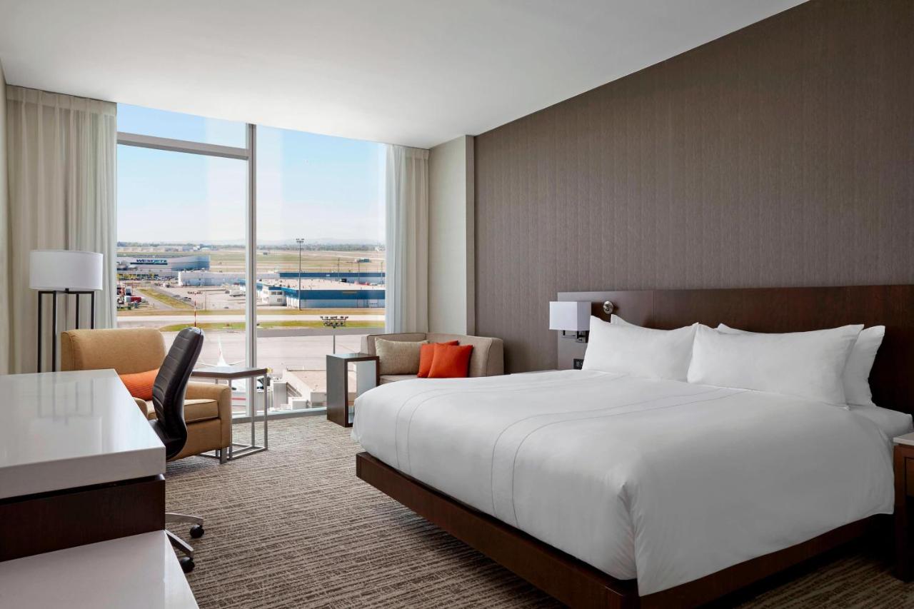 Calgary Airport Marriott In-Terminal Hotel photo
