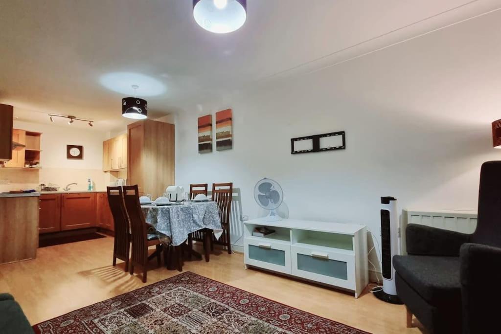 Entire Home in East London E3 near Bromley By Bow Station - 4