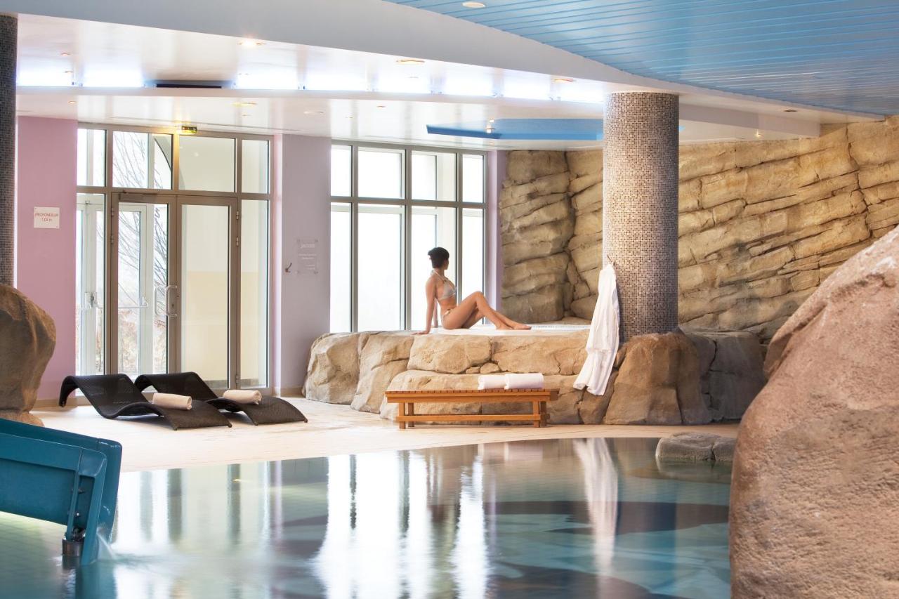 Heated swimming pool: Dream Castle Hotel Marne La Vallee