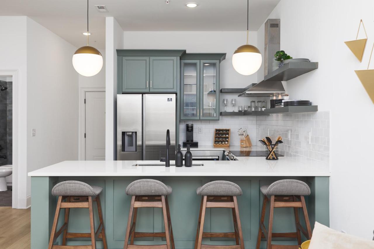 Luxury Design Condo, Close to Downtown Broadway & Coffee