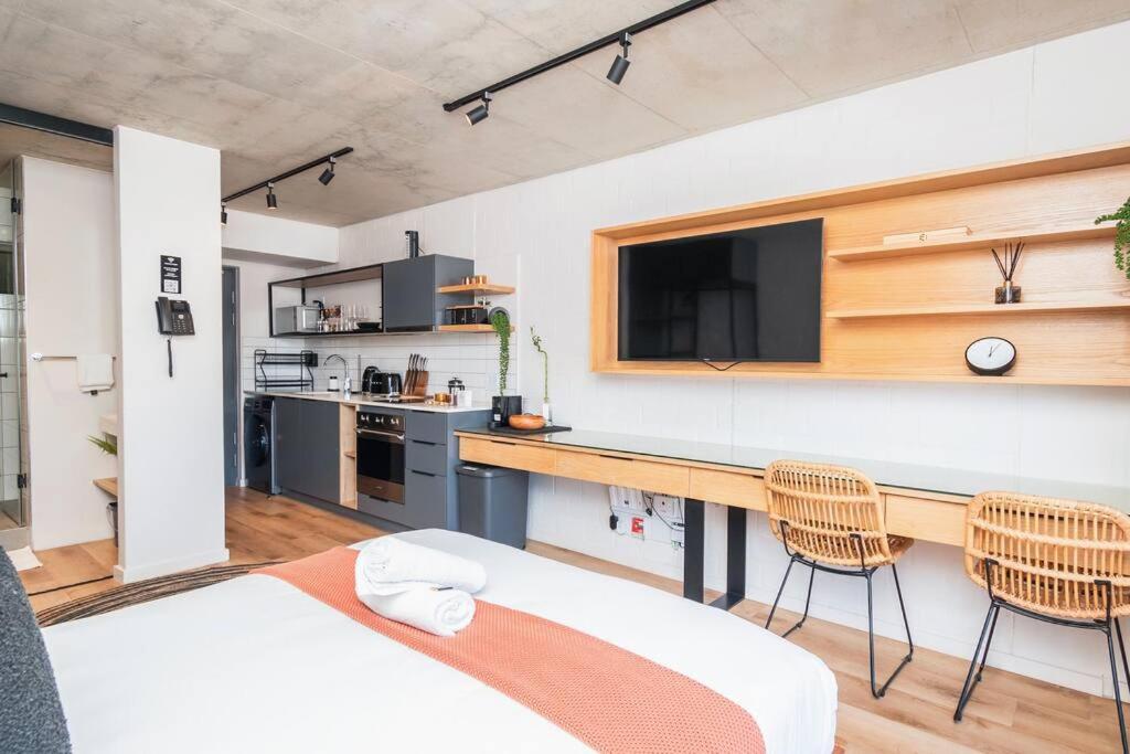 Luxury Studio with Ocean Views and Rooftop Pool - 5