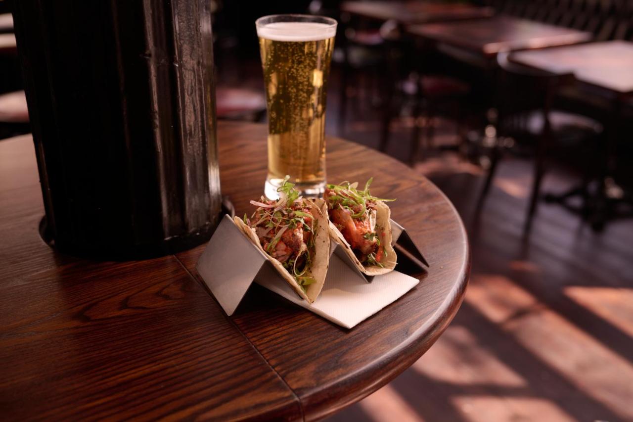 THE KNIGHT OF NOTTINGHILL - 4