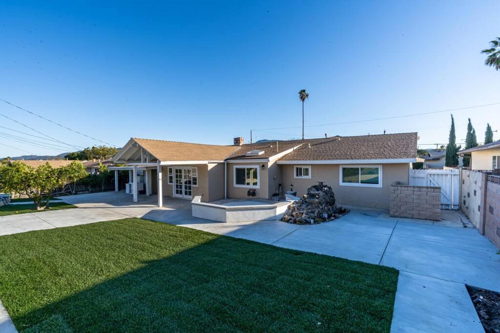 Modern 3 King Beds, Beautiful Large Backyard, WFH, Long Stays, Waterfall, WI-FI, FWY, 25 mins to Beach