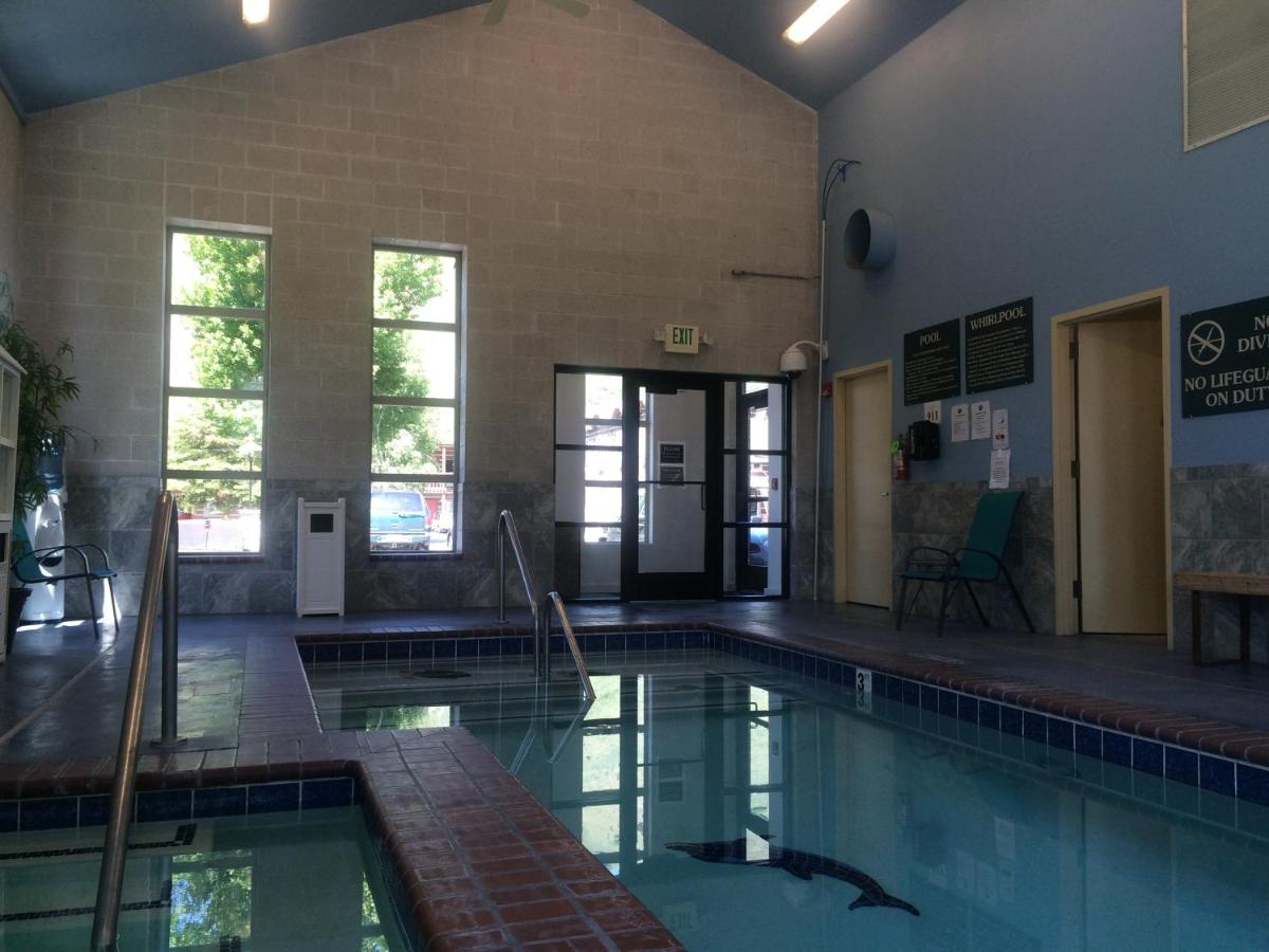 Heated swimming pool: The Lexington at Jackson Hole