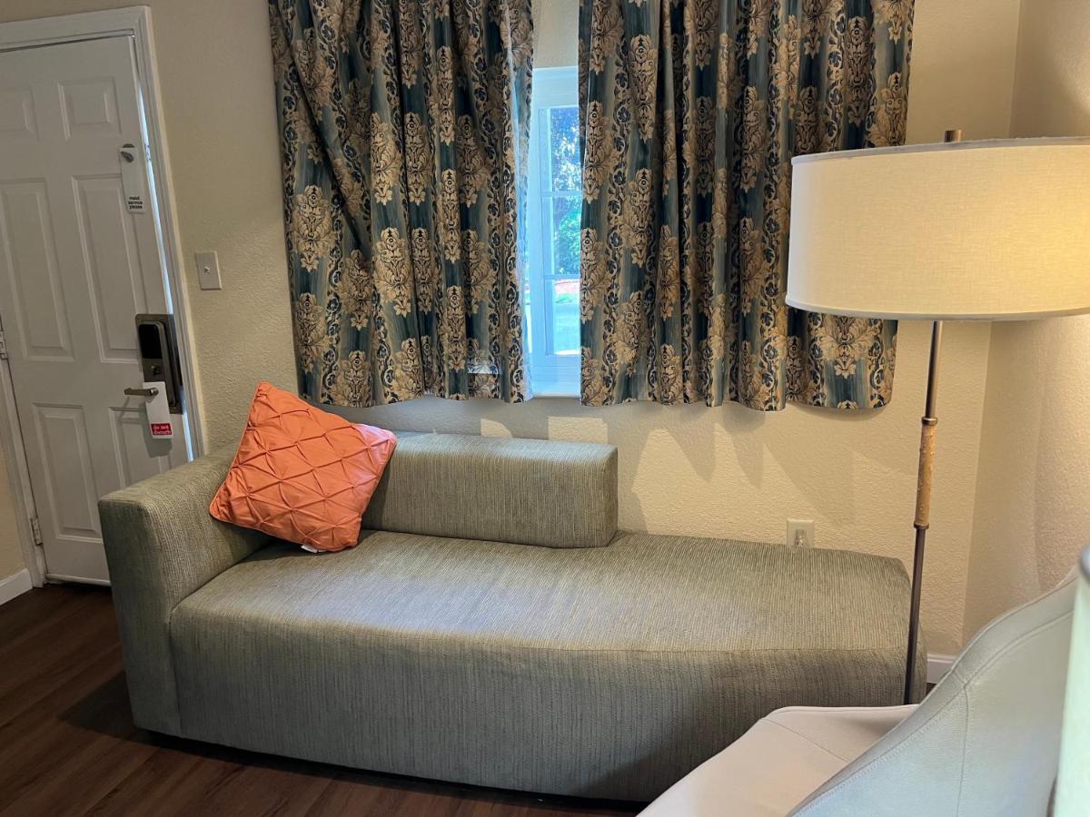 Greenwood Inn — photo 22